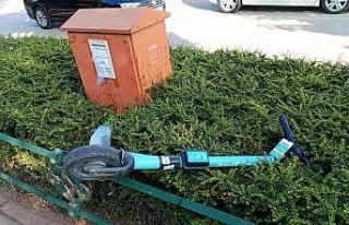 Çalıların üzerine atılan scooter dikkat çekti