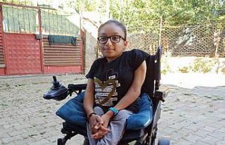 Cam kemik hastası İkra, 19 yaşında yürümeye...