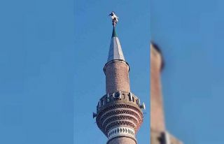 Cami minaresine takılan leyleği itfaiye ekipleri...