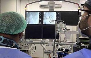Canlı yayınlanan ameliyat ile doktorlar hem teorik...
