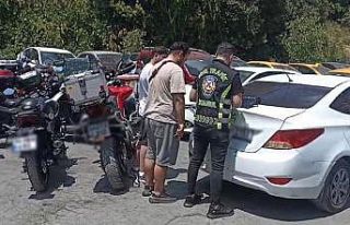 Çarşaflı kadınların üzerine motosiklet süren...