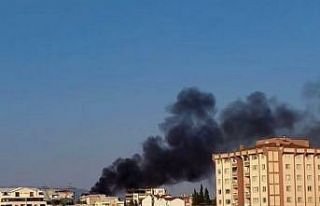 Çatı alev alev yandı, mahallelinin izlemesi dikkatlerden...