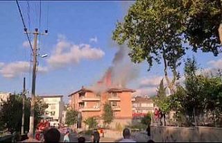 Çatı alev topuna döndü