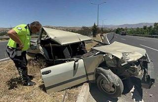 Çekiciye çarpan otomobil hurdaya döndü: 1 yaralı