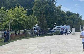 Cenaze namazı öncesi cami avlusunda tekme tokat...