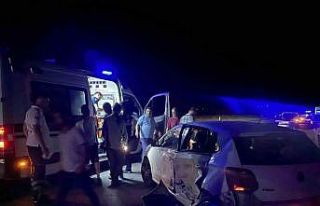 Çevreyolunda servis minibüsü ile otomobil çarpıştı:...