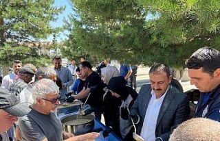 Çiçekdağı Belediyesi vatandaşa ’Aşure’ dagıttı