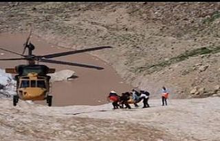 Cilo buzullarında kaybolan 2 kişiyi arama çalışmaları...