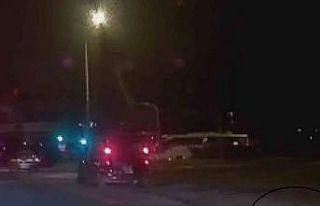 Çocuk aracın bagajından yolun ortasına düştü