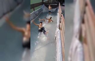 Çocuklar kamyoneti havuza çevirdi