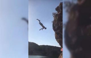 Çocukların baraj suyuna tehlikeli atlayışı yürekleri...