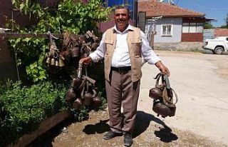 Çocukluğundan buyana biriktirdiği tongurdaklarla...