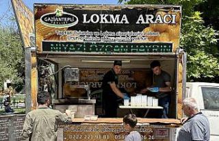 Cuma namazı çıkışında lokma dökme geleneği...