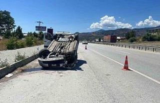 D100’de bariyerlere çarpan otomobil takla attı:...