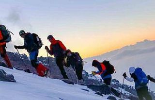 Dağcılar sis ve fırtınada Ağrı Dağı’na tırmandı