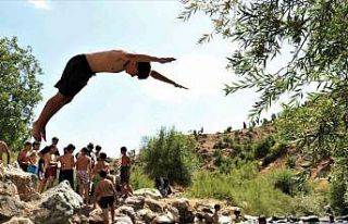 Dağın zirvesinde yüzen çocuklar, profesyonellere...