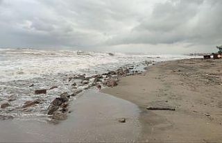 Dalgalar 3 metreyi buldu, sahil adeta savaş alanına...