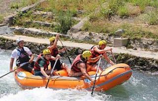 Dansçılar rafting ve tahta araba yarışlarında...