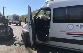 Datça’da otomobil ve minibüs kafa kafaya çarpıştı:...