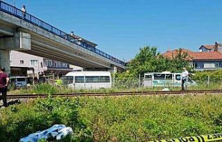 Demir yolundan karşıya geçmek isteyen kadına yük...