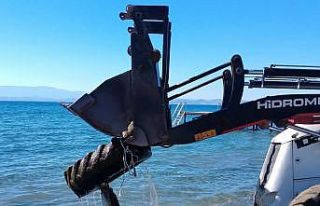 Denizde insanları yaralayan kamyon lastiğini itfaiye...