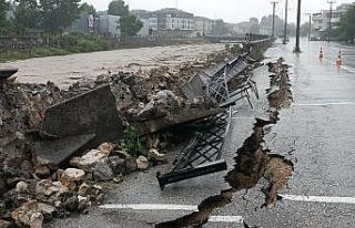 Deprem değil sel yolu bu hale getirdi