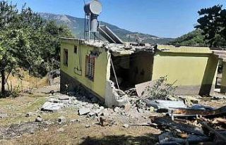 Depremde dağdan kopan devasa kaya evin içine girdi