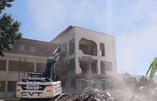 Depremde hasar alan belediye binası yıkıldı
