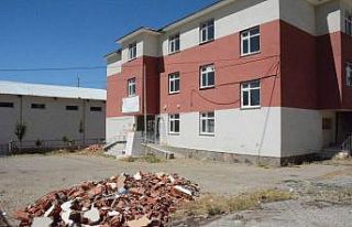 Depremde hasar gören okulun güçlendirme çalışmalarına...