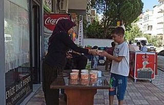 Depremde hayatını kaybedenler için aşure yapıp...