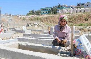 Depremde sevdiklerini kaybeden kadın her gün kabir...