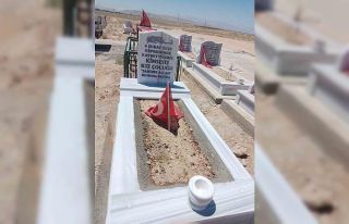 Depremde vefat eden ‘Kimsesiz’ çocuğun mezarını...