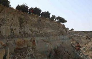 Depremin üzerinden aylar geçse de devasa yarık...