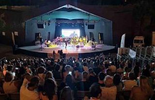 Depremzede çocuklar için söylediler