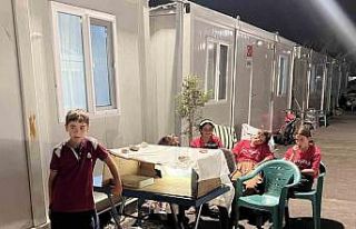 Depremzede çocuktan konteyner kentteki arkadaşlarına...