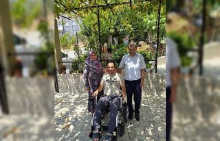 Depremzede hastaya akülü sandalye desteği