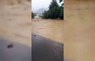 Dere taştı, üç köye ulaşım sağlanan köprü...