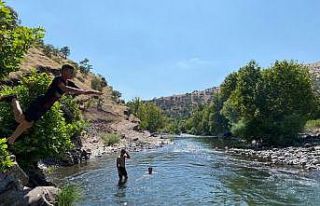 Derecik’te 40 derece ulaşan sıcaktan bunalan gençler...
