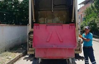 Derince’de çöp konteynerleri yıkanıyor