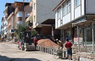 Derince’de kaldırım düzenlemeleri yapılıyor