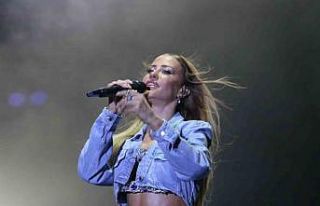 Derya Uluğ yeni albüm müjdesini sahneden verdi