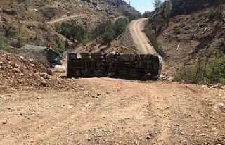 Devrilen tomruk yüklü kamyondan atlayarak kurtuldu