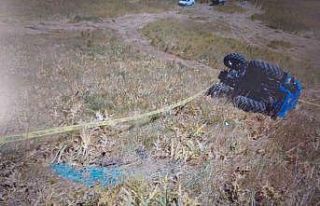 Devrilen traktörün altında kalan çiftçi hayatını...