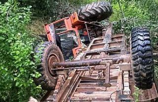 Devrilen traktörün altında kalan eski Belediye...