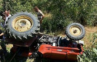 Devrilen traktörün altında kalan sürücü hayatını...