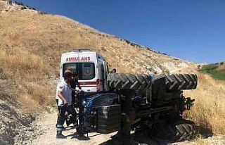 Devrilen traktörün altında kalan sürücü öldü