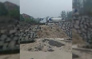 Direkler yıkıldı, istinat duvarı çöktü