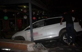 Direksiyon hakimiyeti kaybeden sürücü otomobille...