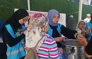 Diyanet gençlik merkezinden aşure hayrı