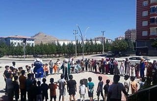 Diyarbakır’da çocuklar oyunlar eşliğinde caminin...